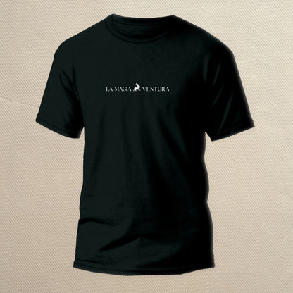 Camiseta negra-blanca “LA MAGIA ES VENTURA”